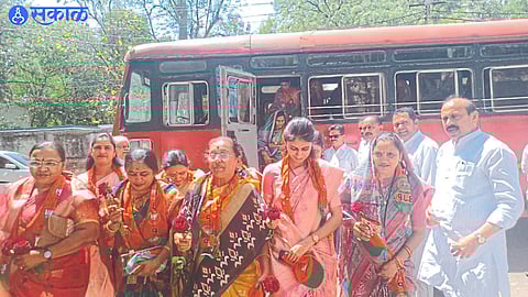 To welcome Mahila Samman Yojana, BJP Zilla Parishad office bearers and members reached the Zilla Parishad by traveling by ST bus.