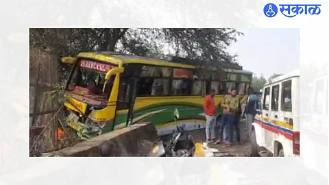 Young bike rider killed in collision with bus after crossing divider trimbakeshwar nashik news