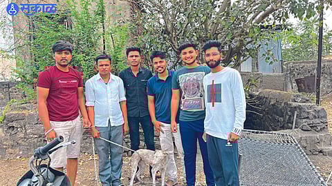youth saved life of dog that fell in the well dhule news