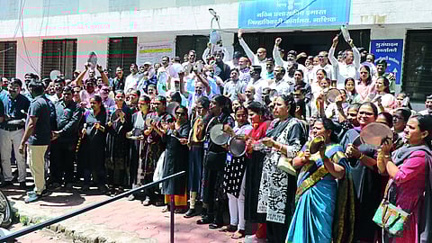 The strike of the government employees which is going on for a single mission, old pension, started on Monday.