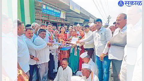 Former Zilla Parishad member Seemantini Kokate protesting on the onion issue at the entrance of the Sinnar Agricultural Produce Market Committee on behalf of the NCP.
