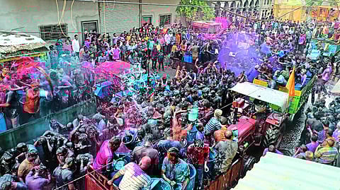 Yevlekar participated occasion of Rangpanchami.