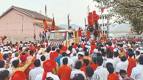 statue of Chhatrapati Shivaji Maharaj to be installed on Shivtirtha arrived in the taluka, residents of Kalavan participated in the procession taken out on the occasion.