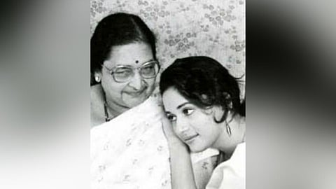 madhuri dixit, madhuri dixit mother, madhuri dixit mother passed away