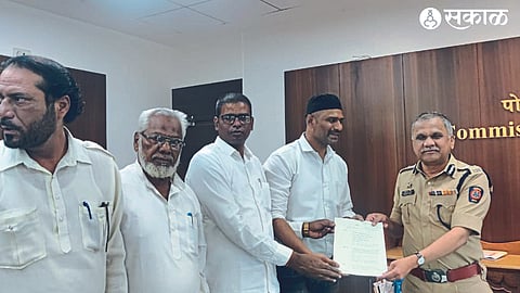 Pilgrims giving a statement to Police Commissioner Ankush Shinde to take action against the suspects in the case of cheating Hajj pilgrims.