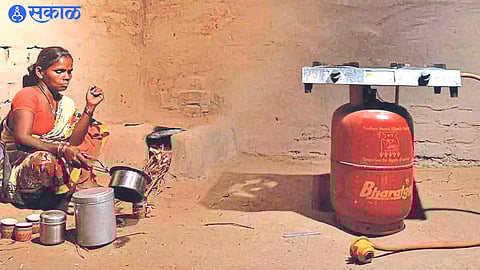 Domestic and commercial LPG cylinder prices have seen huge hike in march jalgaon news