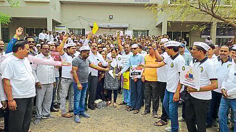 Teaching staff during the Holi of the government decision