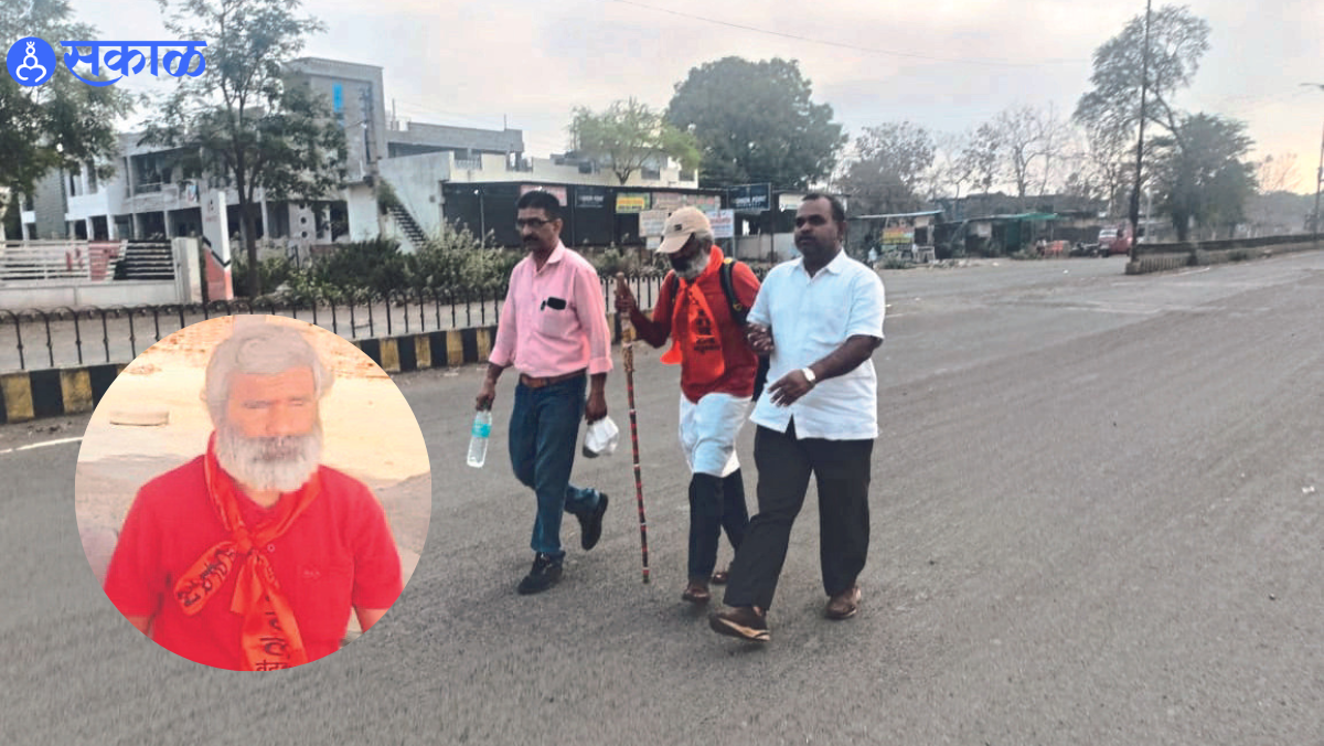 Blind Nilesh Dhangar sets out for Narmada Parikrama with him Yogesh Chavan, Sunil Marathe