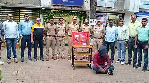 The arrested suspect & Senior Inspector Anil Shinde, Inspector Ganesh Naide, Raju Pachorkar, Sub Inspector Jayesh Gangurde etc.