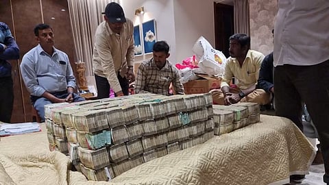 Lokayukta Raid : सत्तेत असणाऱ्या भाजप आमदाराच्या घरावर धाड; तब्बल 'इतकी' कोटी रक्कम जप्त; लाचखोर मुलगाही अटकेत!