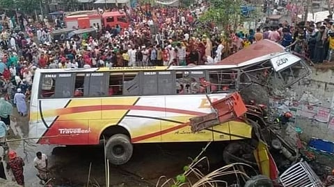 Bangladesh accident: बांगलादेशमध्ये भीषण अपघात! भरधाव बस दरीत कोसळली; 17 प्रवाशांचा जागीच मृत्यू