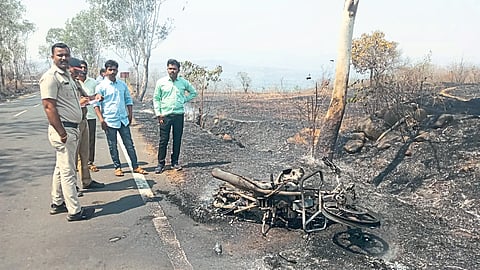 वनव्यात मोटरसायकल जळून खाक
