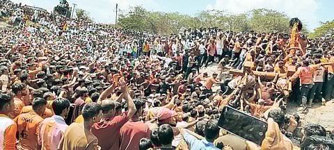 राहूत शंभू महादेवाला जलाभिषेक