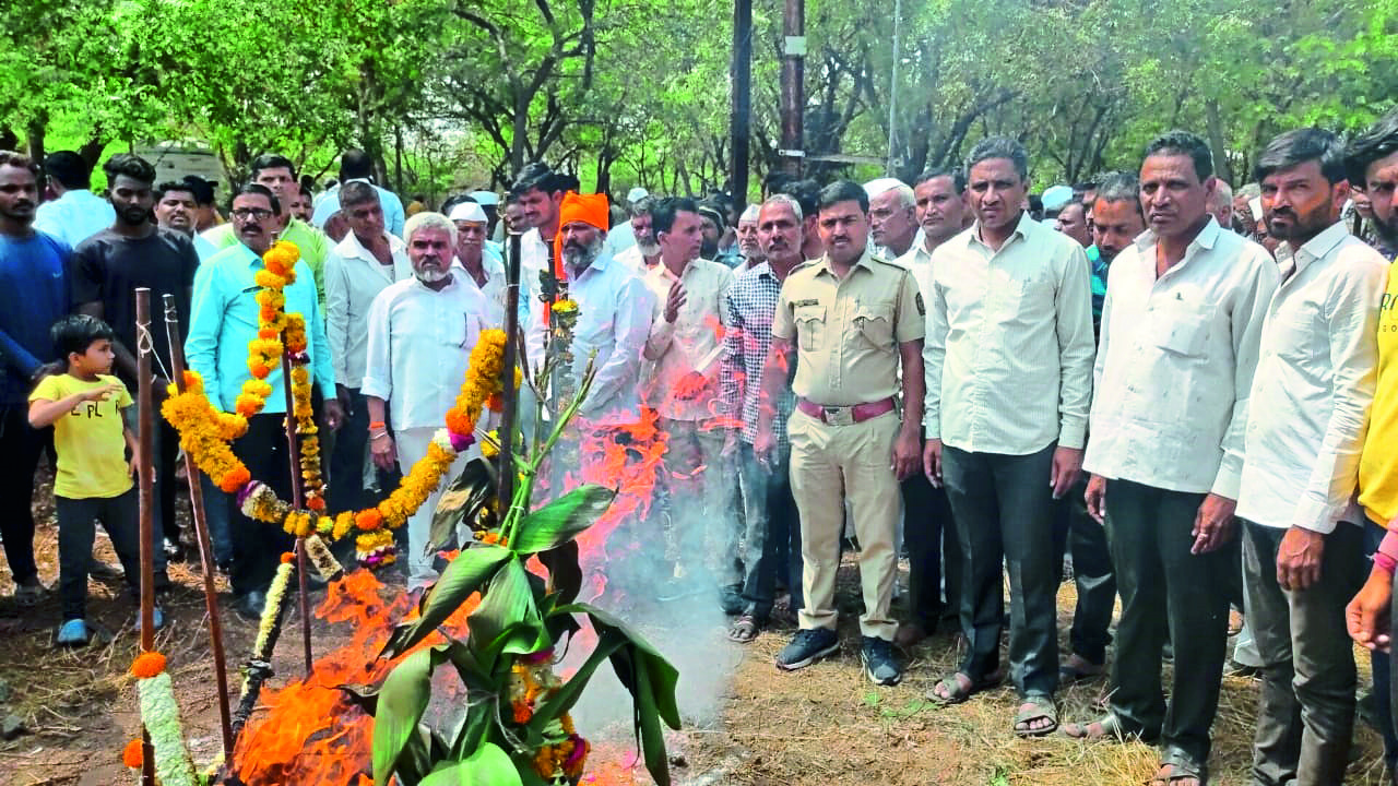Villagers perform funeral rites on a monkey according to Hindu culture