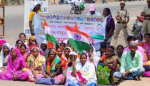 Dharne movement of Elgar labor organization in Trimbakeshwar for various demands nashik news