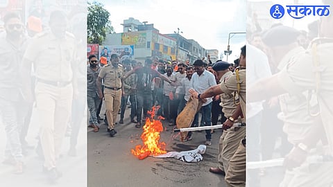 Shiv Sena activists burning effigy of MP Sanjay Raut.