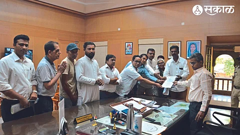 Statement showing opposition to Panjarpol place Municipal Commissioner Dr. Giving to Chandrakant Pulkundwar