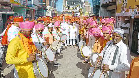 कुंडमाऊलीच्या उत्सवानिमित्त हारतुऱ्यांची मिरवणूक