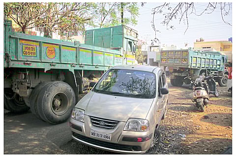 वाहतुकीची कोंडी होत