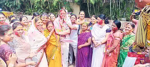 holi festival celebrated by Officers women in municipal corporation dhule news