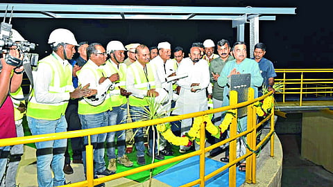 Union Minister Nitin Gadkari inaugurating the biogas plant on the premises of Sahyadri Farms.