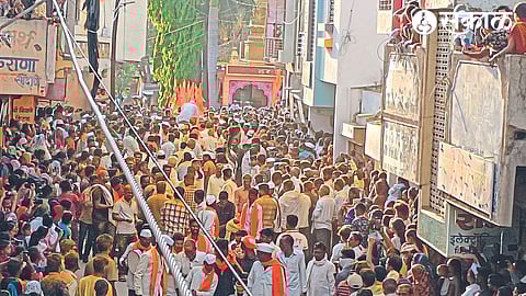 The crowd of villagers to buy in the yatra and in the second picture, Mankari Bablu Gangurde pulling the carts.