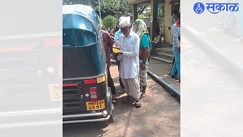 Ongoing distribution of khichdi pulao brought from rickshaws to relatives of patients in district hospital premises.