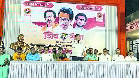Shiv Sena (Thackeray group) speaking at the meeting, Municipal Pramukh Sudhakar Badgujar. Neighbors Vinayak Pandey, Devanand Birari etc.