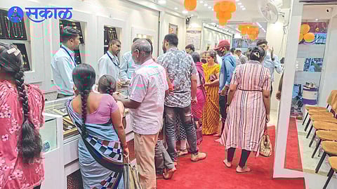 On the occasion of 'Gurupushyamrit', customers flocked to buy gold at Paras Gold Sarafa Pedhi.