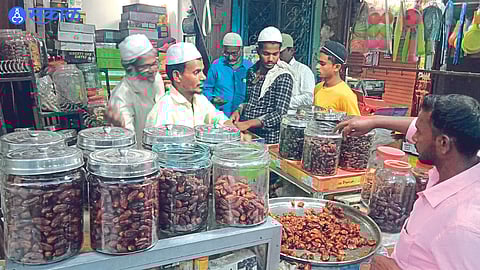 Citizens buying bananas at Mushavrat Chowk