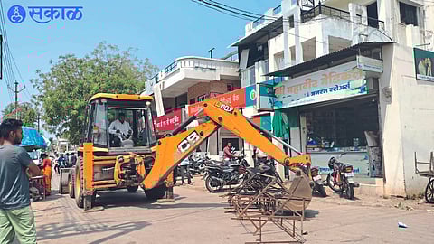 Public Works Subdivision and municipality move JCB on encroachment on Burhanpur Ankleshwar highway dhule news