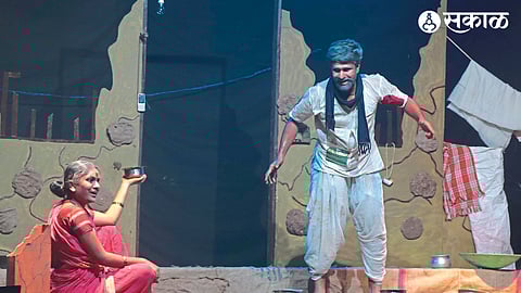 In the final round of the drama competition on Sunday, the actors performed scenes from the play "Mhatara Paasam".