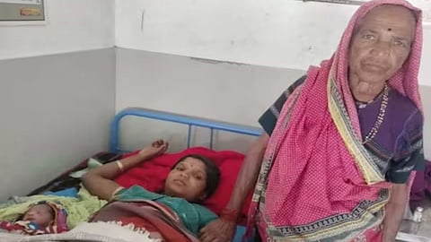 Nashik News : आईला करावी लागली मुलीची प्रसूती; दोन वैद्यकीय अधिकाऱ्यांवर निलंबनाचा प्रस्ताव