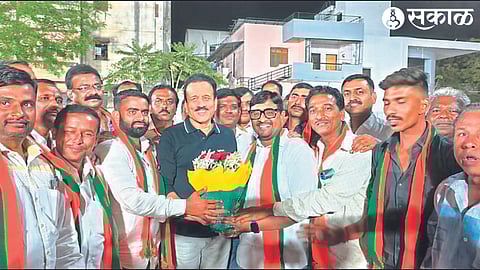 Rahul Kataria and Shantaram Chaudhary along with their supporters join bjp jalgaon news