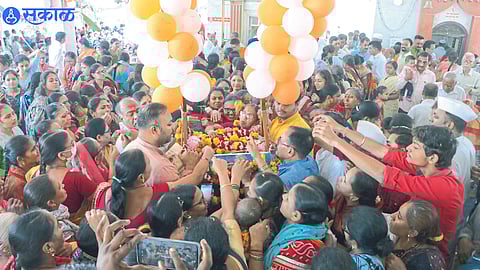 The crowd of devotees gathered to have darshan of Rama in Palna