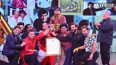 Nivedita Saraf shared post about zee marathi gave life time achievement award to veteran actor ashok saraf