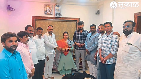 District President of Student Union BJP officials felicitating Amrit Pawar at Sameer Samaddia's residence.