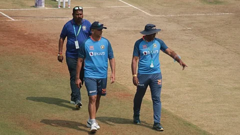 ind vs aus 3rd-test-rahul-dravid-reached-pitch-with-curator-during-the-lunch-break cricket news in marathi kgm00
