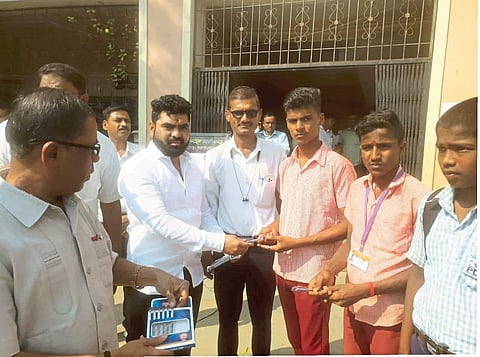 वेल्हे, विंझर येथे विद्यार्थ्यांचे
गुलाबपुष्प, पेन देऊन स्वागत