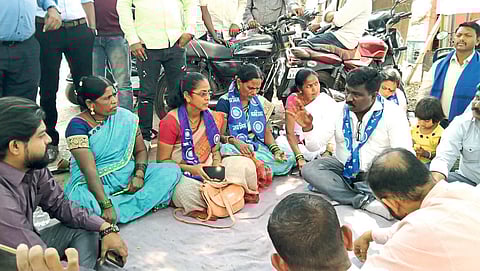 आळंदी नगरपरिषदेसमोर आंदोलन