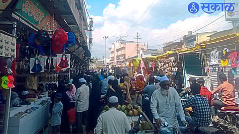 A crowd gathered to buy shoes and clothes on Kidwai Street