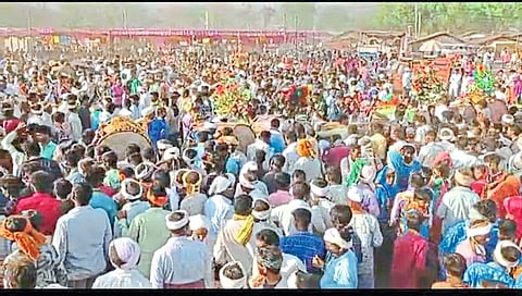 Crowd of tribal brothers in Bhongra market.
