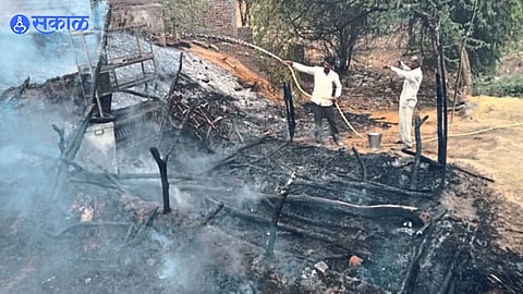 Short circuit fire Burn down 3 huts at nirgudi dhule news