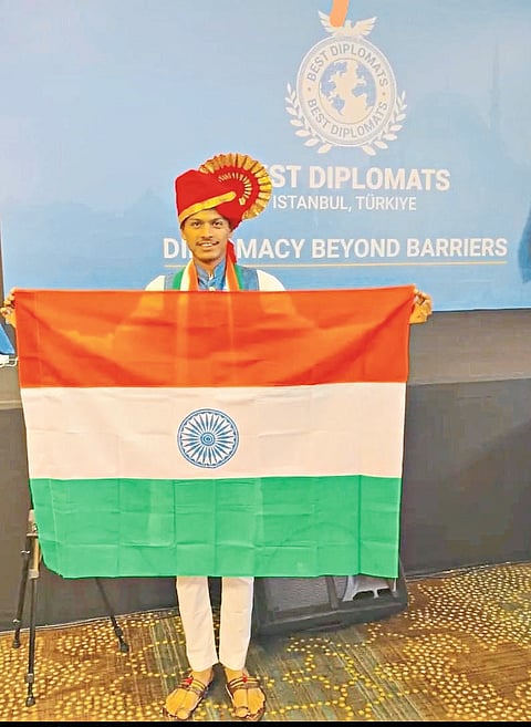 यिन अध्यक्ष पटेलने फडकावला तुर्कीमधील परिषदेत तिरंगा