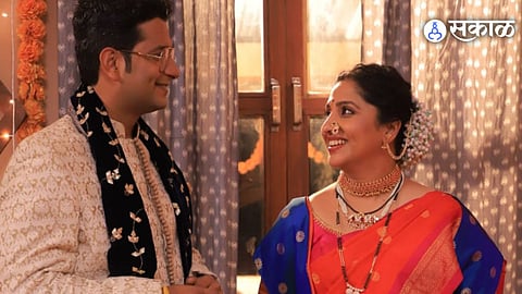 Aai Kuthe Kay Karte arundhati takes ukhana for ashutosh in wedding ceremony