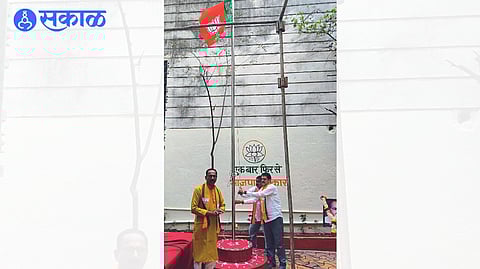 MLA Suresh Bhole hoisting the flag at Vasant Smriti office on Thursday. Neighbor officials