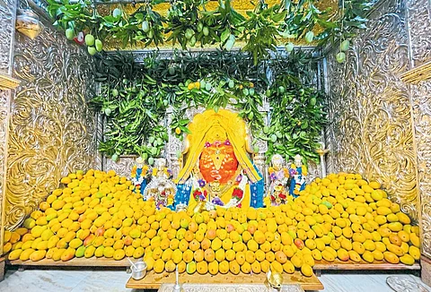 महागणपतीला आंब्यांचा महानैवेद्य