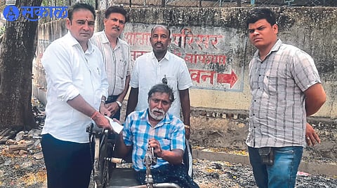 Assistant Faujdar Atul Vanjari, Sainath Munde and friends helping Rajendra Khivasara whose shop was burnt in the fire.
