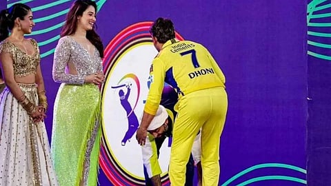 Arijit Singh And MS Dhoni | cricket news in marathi