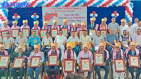 Prof Iqbal Mirza Honored with Sports Life Award jalgaon news